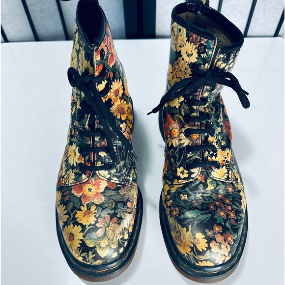 Dr. Martens Original “Made in England” RARE Vintage Floral 1460 Boots main image 5